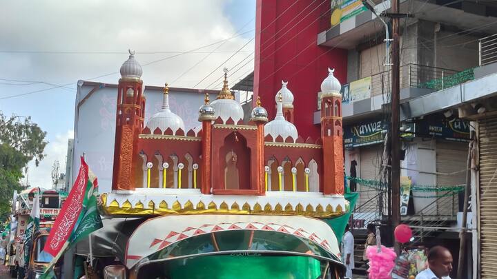हे देखावे पाहण्यासाठी आणि त्यासोबत फोटो काढण्यासाठी लोकांची गर्दी दिसून येतेय.