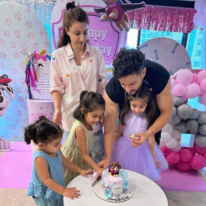 बता दें कि इनाया को उनकी मामी यानि एक्ट्रेस करीना कपूर ने भी सोशल मीडिया के जरिए बर्थडे विश किया है. तैमूर के साथ इनाया कि एक फोटो शेयर करते हुए करीना ने लिखा, ''जन्मदिन मुबारक हो हमारी छोटी राजकुमारी...हर तरह से सबसे खूबसूरत..प्यार, चॉकलेट केक और हमेशा खुशियां...''