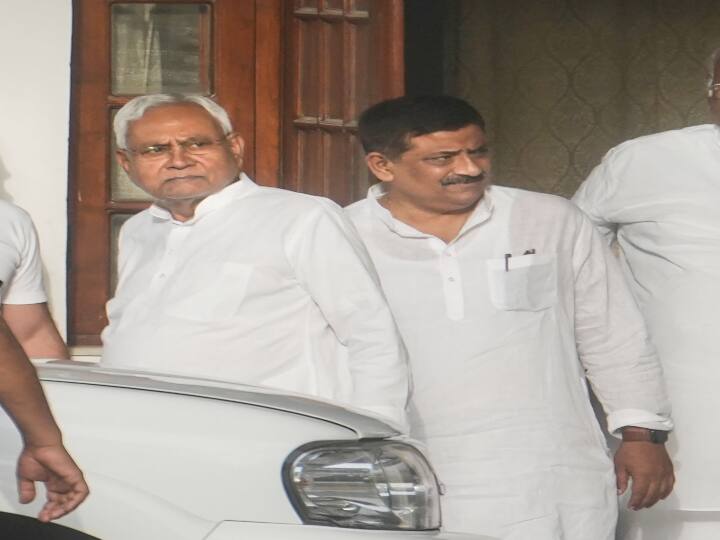 CM Nitish Kumar reached Minister Sanjay Jha to drop him off to JDU office ann Nitish Kumar: बदले बदले से नजर आ रहे हैं नीतीश कुमार, मंत्री संजय झा को कार्यालय छोड़ने पहुंचे सीएम, खूब हो रही है चर्चा