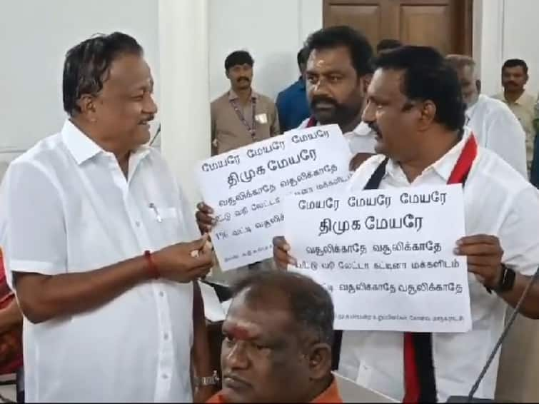 Admk councilor who suspended for protested against Coimbatore mayor in corporation meeting கோவை மேயரைக் கண்டித்து போராட்டம் நடத்திய அதிமுக கவுன்சிலர்: 2 மாமன்றக் கூட்டங்களில் பங்கேற்க தடை!