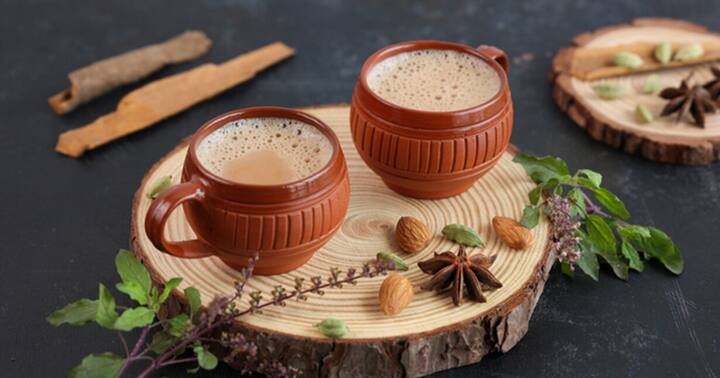 ચા એ આપણા ભારતીયોનું સૌથી પ્રિય પીણું છે. હા. આપણી સવારની શરૂઆત ચાથી થાય છે અને આપણને સાંજે પણ ચા જોઈએ છે. આપણામાંના મોટાભાગના લોકો ચા વગર ઉદાસી અનુભવે છે. આવી સ્થિતિમાં, ફક્ત ચા પીવી જ પૂરતી છે. પણ ચાના શોખમાં તમે પહેલા રાખેલી ચા નથી પીતા. ઘણી વખત એવું બને છે કે ચા બનાવ્યા પછી તેને રાખવામાં આવે છે અને ઠંડી થાય છે, પછી તેને ફરીથી ગરમ કરીને પીવામાં આવે છે. જો તમે આવું કરી રહ્યા છો તો સાવધાન થઈ જાવ. આ તમારા સ્વાસ્થ્યને ઘણું નુકસાન પહોંચાડી શકે છે. ચાલો જાણીએ કે ચાને ફરી ગરમ કરીને પીવાથી તમે કઈ સમસ્યાઓનો સામનો કરી શકો છો.