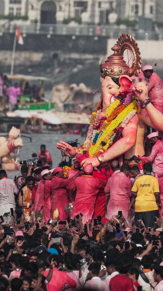 लालबागच्या राजासह मोठ्या बाप्पांना निरोप, गिरगाव चौपाटीवरील क्षणचित्रे