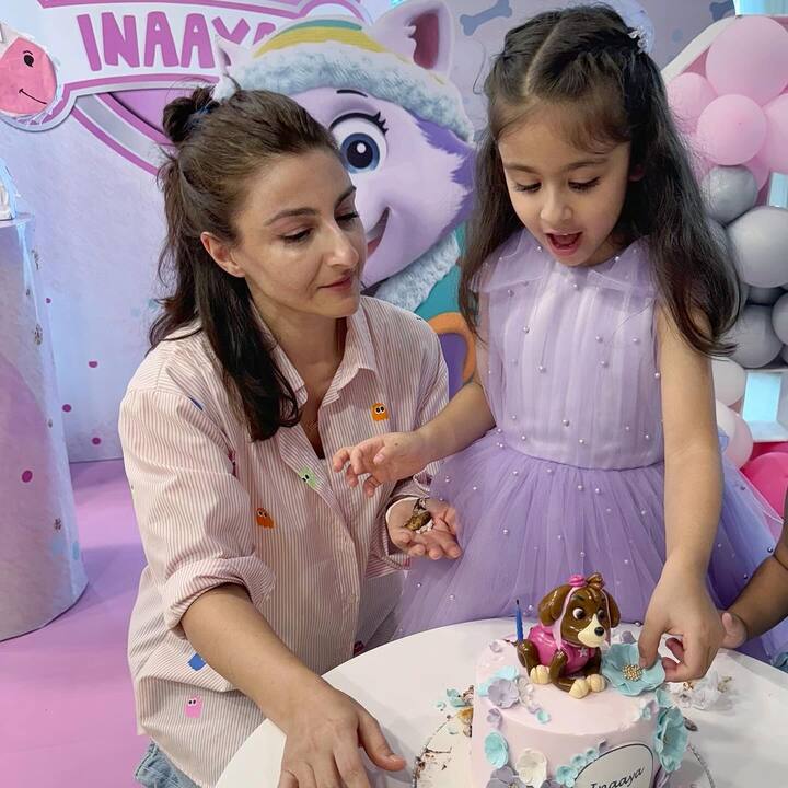 इन तस्वीरों में इनाया पर्पल कलर की बार्बी आउटफिट में बहुत ही प्यारी लग रही है. तस्वीर में वो अपना केक देखकर काफी खुश भी लग रही है.