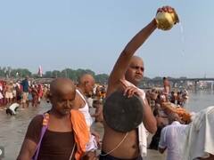 पितृ पक्ष के पहले दिन संगम नगरी पहुंचे हजारों श्रद्धालु, पूर्वजों की आत्मा की शांति के लिए की प्रार्थना