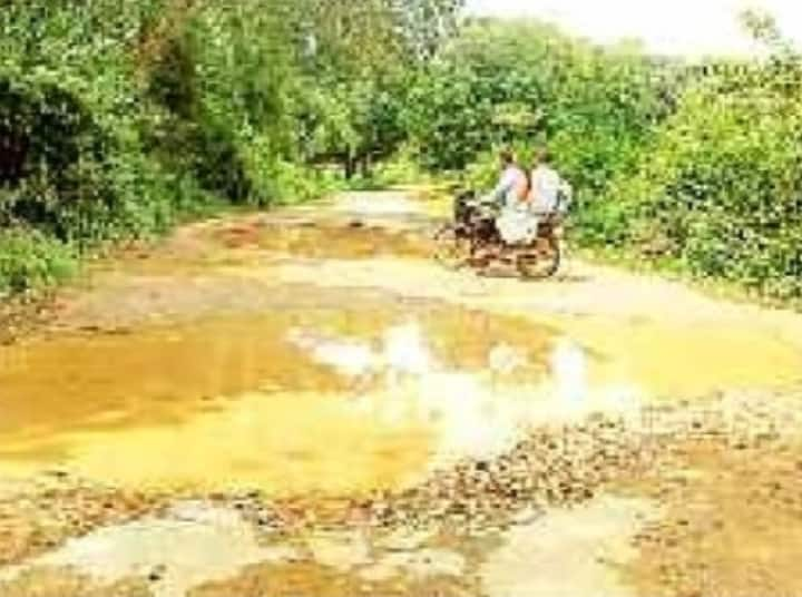 Chhattisgarh Surguja SECL has joined hands to repai condition of the roads is pathetic ann Chhattisgarh: सरगुजा जिले में मरम्मत के अभाव में सड़कों की हालत दयनीय, कीचड़ से गुजरने को लोग मजबूर