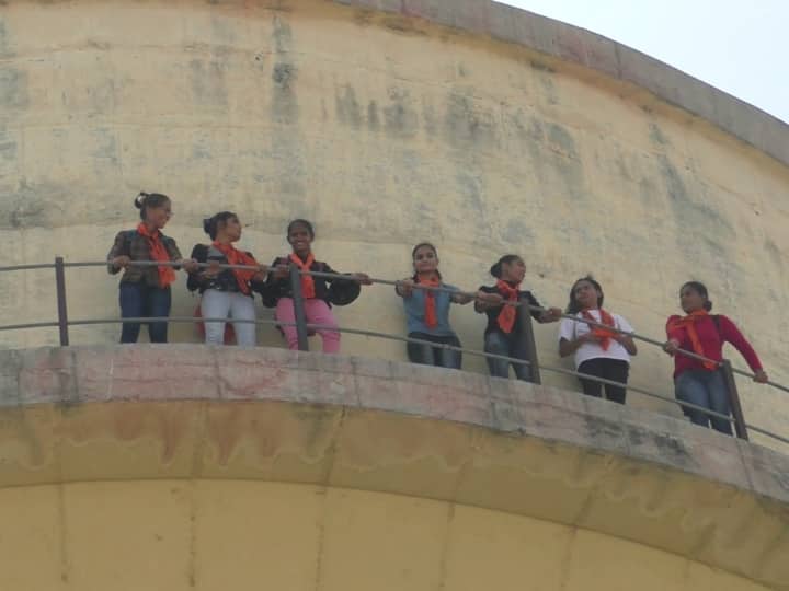 Rajasthan 15 girl students climbed the water tank demanding recruitment in NCC, SDRF team present along with the district administration ann Rajasthan: NCC में भर्ती की मांग को लेकर 15 छात्राएं पानी की टंकी पर चढ़ीं, जिला प्रशासन के साथ SDRF की टीम मौजूद