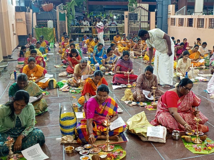 உலக நன்மைக்காக நடத்தப்பட்ட திருவிளக்கு பூஜை; கரூரில் 100-க்கு மேற்பட்ட பெண்கள் பங்கேற்பு