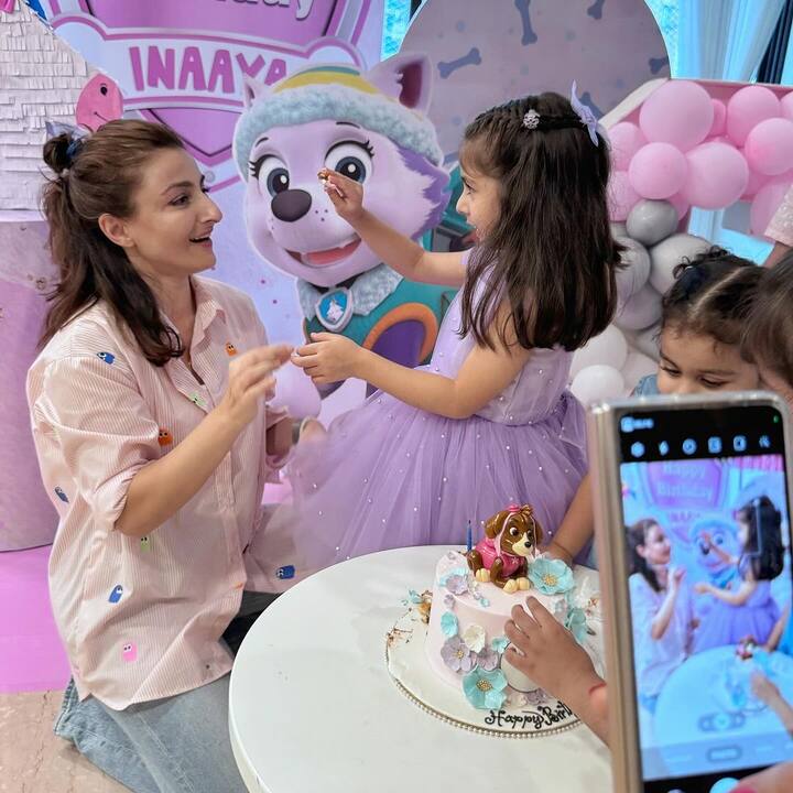 इस तस्वीर में इनाया अपनी मॉम को केक खिला रही है. तस्वीरों में सोहा काफी कूल लुक में दिखीं. उन्होंने पिंक लाइनिंग की शर्ट पहनी थी. वहीं कुणाल इस दौरान ब्लैक टीशर्ट में नजर आए.