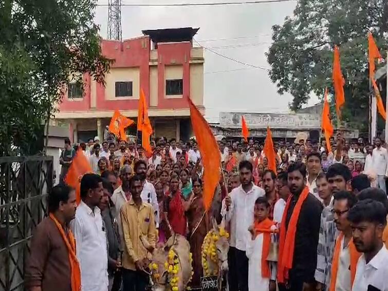 nanded maratha reservation protest news ardhapur tahasil andolan maharashtra update Maratha Reservation : गाढवांच्या गळ्यात निषेधाचा फलक अन् गावभर घंटानाद, नांदेडमध्ये मराठा समाजाचं आरक्षणासाठी अनोखं आंदोलन