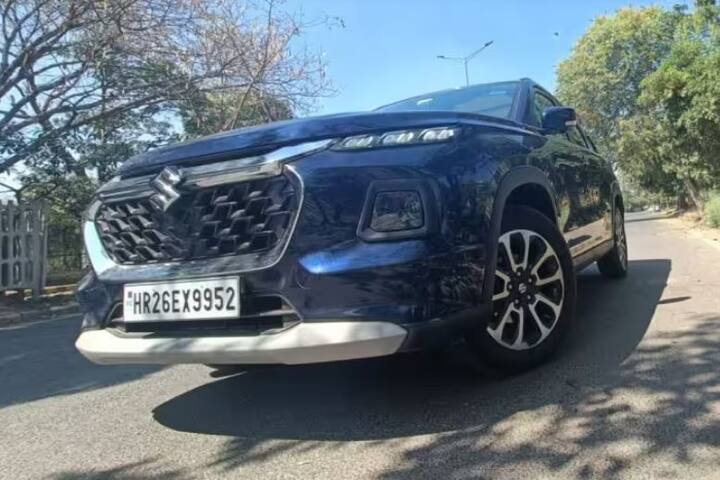 ਅਗਲੀ ਕਾਰ ਮਾਰੂਤੀ ਸੁਜ਼ੂਕੀ ਗ੍ਰੈਂਡ ਵਿਟਾਰਾ ਹੈ, ਜੋ ਆਲ ਵ੍ਹੀਲ ਡਰਾਈਵ ਵਿਕਲਪ ਵਿੱਚ ਵੀ ਉਪਲਬਧ ਹੈ। ਜਿਸ 'ਚ 1.5 l ਪੈਟਰੋਲ ਇੰਜਣ ਦਿੱਤਾ ਗਿਆ ਹੈ। ਤੁਸੀਂ ਇਸ ਨੂੰ 16.91 ਲੱਖ ਰੁਪਏ ਦੀ ਐਕਸ-ਸ਼ੋਰੂਮ ਕੀਮਤ 'ਤੇ ਖਰੀਦ ਸਕਦੇ ਹੋ।