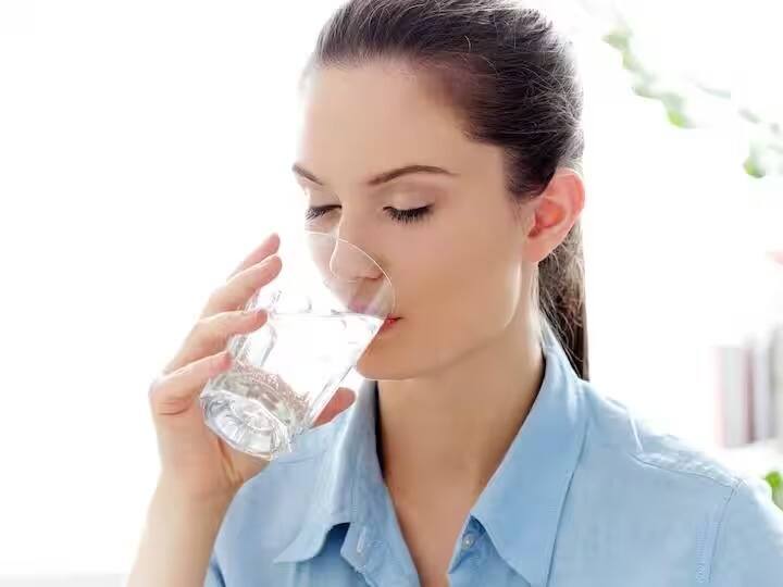 Health Tips do not make this mistakes if you drink too much water marathi news Health Tips : जर तुम्हीही पाणी पिताना 'या' चुका करत असाल तर वेळीच थांबा; घशाचा कर्करोग होण्याची वाढती शक्यता