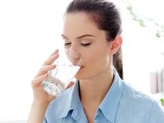 जर तुम्हीही पाणी पिताना 'या' चुका करत असाल तर वेळीच थांबा; घशाचा कर्करोग होण्याची वाढती शक्यता