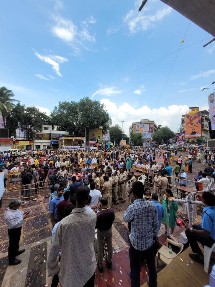 मानाचे गणपती, दगडूशेठ गणपती यांचं वेळेत विसर्जन पार पडलं मात्र  पुण्यातील महत्वाच्या गणपती मंडळांनी उशीर केल्याने यंदा मिरवणूक खोळंबली.