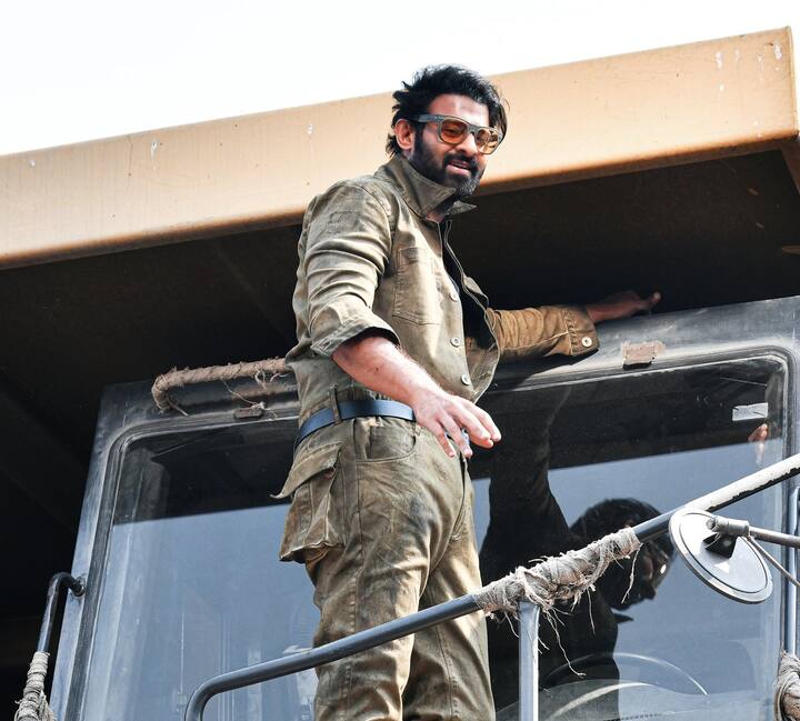 ரிலீஸ் தேதி நெருங்கி கொண்டே வந்த சமயத்தில் ஒரு அப்டேட் கூட வராமல் இருந்தது. இது ரசிகர்களை ஏமாற்றம் அடைய செய்தது.
