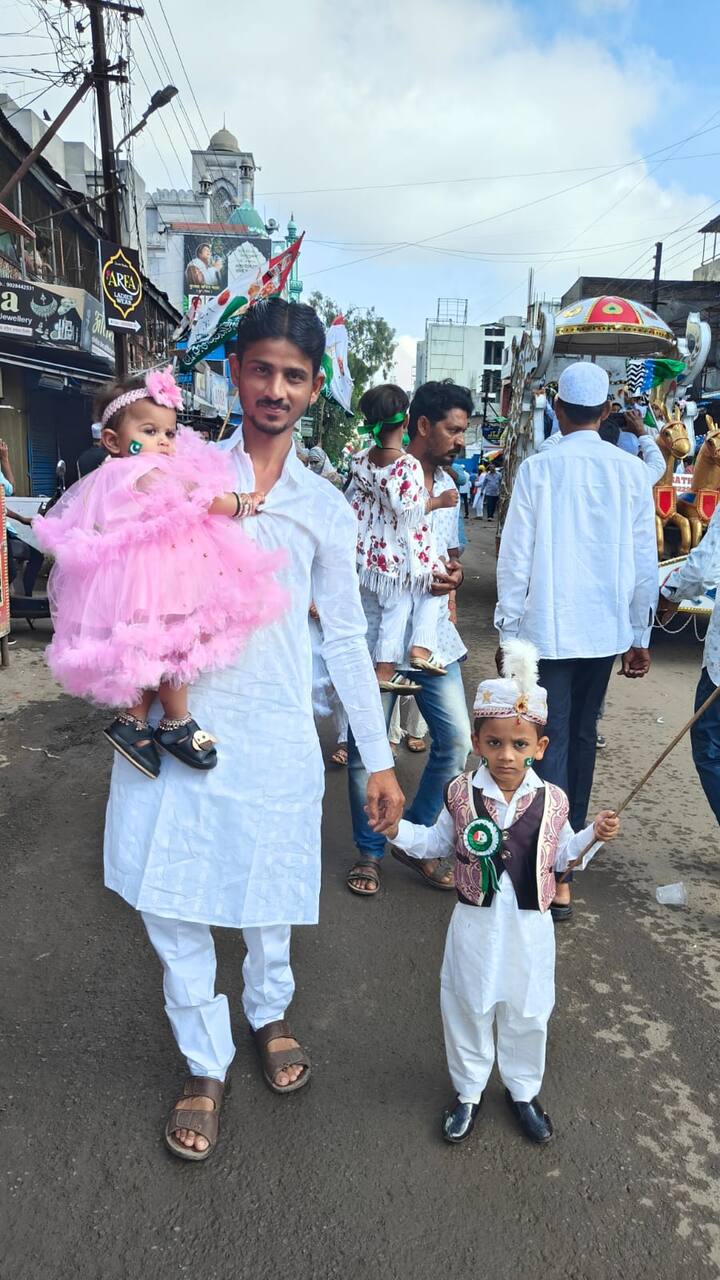 या शोभायात्रेत चिमुकल्यानी तयार केलेले विविध देखावे घेऊन ते देखील सहभागी झाले होते.