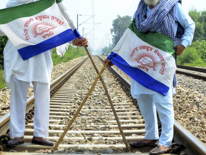 Farmers display their flags on railway tracks. Pandher warned that more farmers from Haryana are ready and will join the protest if anyone tried to 'misbehave' with the farmers of Punjab. (Image Source: PTI)