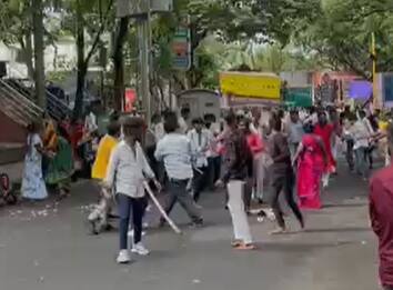 A scuffle has taken place between two groups during Ganesh Visarjan procession in Sahkar Nagar area of ​​Pune Pune Crime News : पुण्यातील विसर्जन मिरवणुकीला गालबोट; लाठ्या काठ्या घेत दोन गट एकमेकांवर भर रस्त्यात भिडले, सहकार नगरमधील घटना