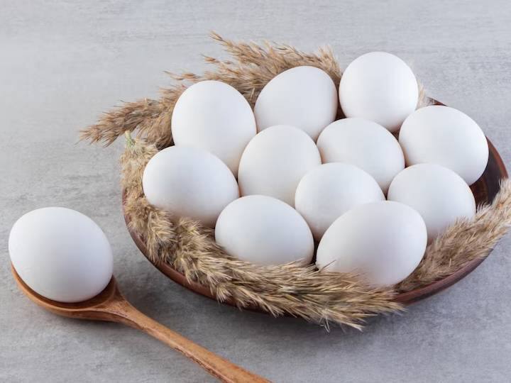 अंडे में हाई लेवल के कोलेस्ट्रॉल होते हैं लेकिन वह सेहत के लिए नुकसानदायक नहीं होते हैं. यह दूसरे फूड आइटम में मौजूद कोलेस्ट्रॉल से काफी अलग होते हैं. जैसे फैट और अनहेल्दी फैट में कोलेस्ट्रॉल होते हैं उससे अलग होते हैं.