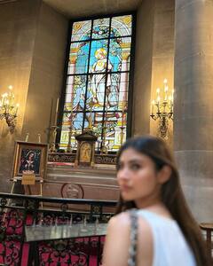 Mouni Roy Photos : பிரான்ஸ் நாட்டில் பிறந்தநாள் கொண்டாடிய நாகினி நடிகை மெளனி ராய்!