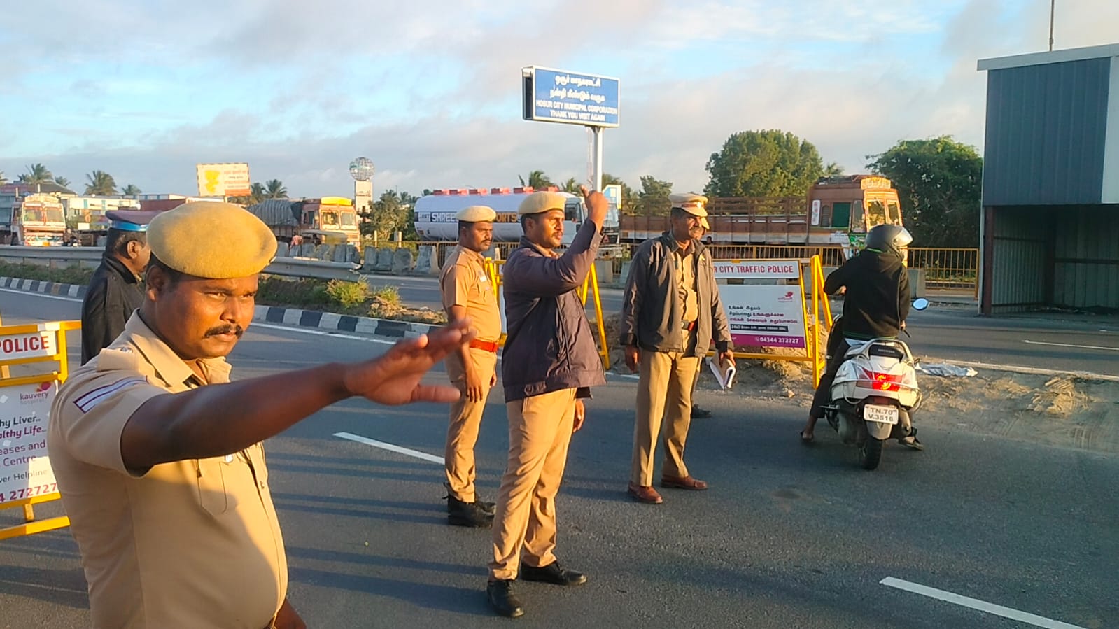 Karnataka Bandh: காவிரி நீர் விவகாரம்: கர்நாடகாவில் முழு அடைப்பு போராட்டம்: 430  தமிழக பேருந்துகள் நிறுத்தம்..