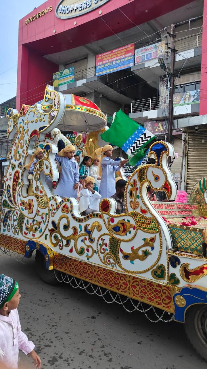 या शोभायात्रेत चिमुकल्यानी तयार केलेले विविध देखावे घेऊन ते देखील सहभागी झाले होते.