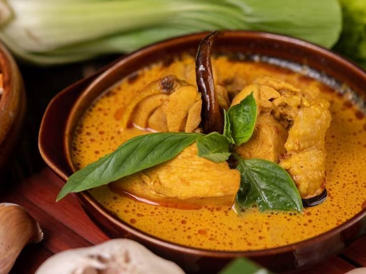 थोड़ी देर बाद इस कटोरे को माइक्रोवेव से बाहर निकालें और इसमें सोया सॉस, सिरका, नमक और चीनी डालें.