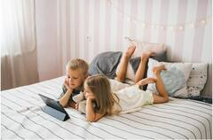 Parenting Tips : मुलांना मोबाईल फोन देण्याचे योग्य वय कोणते? लाडामुळे तुमचे मूल बिघडणार नाही याची घ्या काळजी