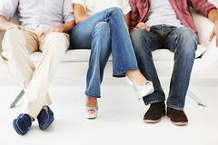 Sitting Posture : तुम्हीलाही पायावर पाय ठेवून बसण्याची सवय आहे? आजच ही सवय सोडा, नाहीतर...