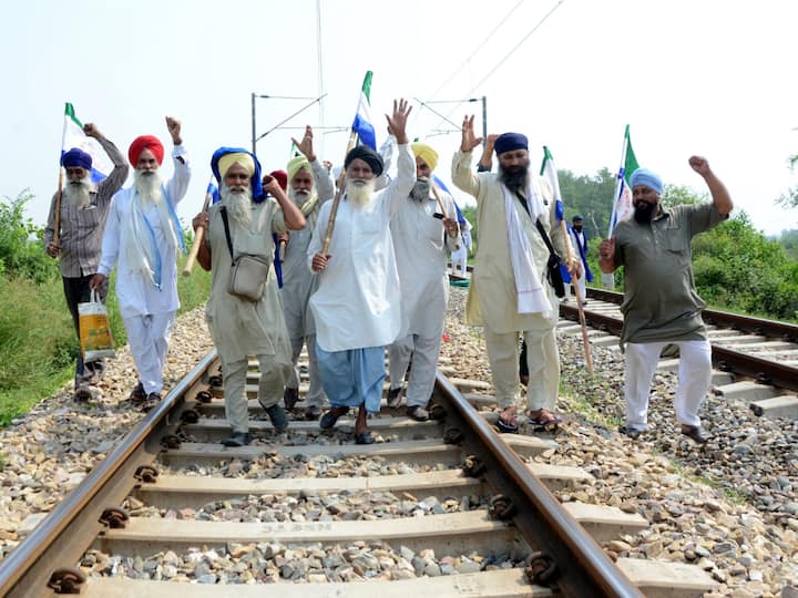 Punjab Mazdoor Sangharsh Committee activists raise slogans as they block railway tracks. Police official Balvir S Ghuman told ANI that a massive force has been deployed to deal with the situation as protesting farmers gathered in large numbers at designated areas. (Image Source: PTI)