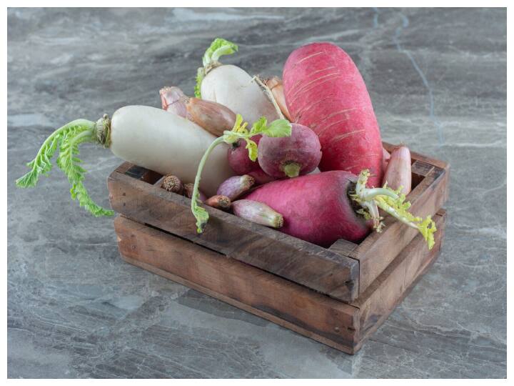 मूली के पत्तों का जूस खून की कमी यानी एनीमिया को दूर करने में बहुत ही फ़ायदेमंद है. मूली के पत्तों में आयरन, फोलिक एसिड, विटामिन सी जैसे पोषक तत्व पाए जाते हैं जो हीमोग्लोबिन की मात्रा बढ़ाकर खून की कमी को दूर करते हैं.