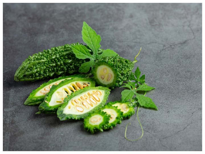 करेले के बीजों से बनाया गया फेस पैक त्वचा पर चमक लाने में मदद करता है और इसका नियमित इस्तेमाल करने से झाइयां कम होती हैं. एंटीएजिंग गुणों से भरपूर करेले के बीज त्वचा की कोशिकाओं को नुकसान से बचाते हुए त्वचा को जवां बनाए रखने में सहायक होते हैं.