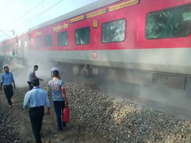 A fire broke out in the AC compartment of the train going to Pathankot Punjab News: ਪਠਾਨਕੋਟ ਵੱਲ ਜਾ ਰਹੀ ਟ੍ਰੇਨ ਦੇ ਏਸੀ ਡੱਬੇ ਨੂੰ ਲੱਗੀ ਅੱਗ
