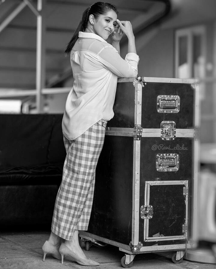 రష్మి గౌతమ్ బాయ్స్ హాస్టల్ సినిమాతో ఓటీటీలోకి వచ్చింది. అందమైన టీచరమ్మగా అందులో కనిపించింది. -Image credit: Rashmi Gautham/Instagram