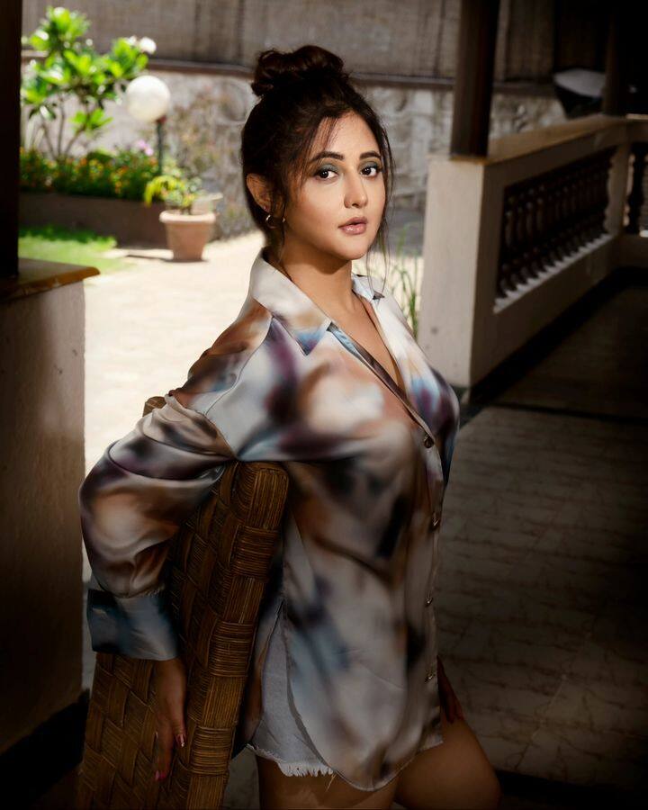 या लूकमध्येही रश्मी खूपच सुंदर दिसत आहे.