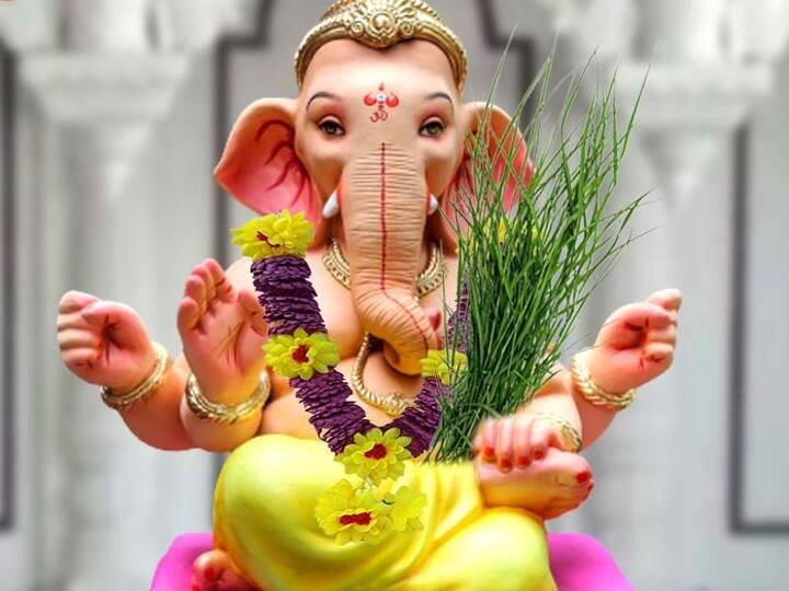 शास्त्रों के अनुसार राहु-केतु की अशुभता को दूर करने के लिए गणपति जी की पूजा सबसे अचूक मानी गई है. गणेश जी को चढ़ाई जाने वाली दूर्वा का संबंध राहु से माना गया है. कहते हैं विघ्नराज संकष्टी चतुर्थी के दिन 21 जोड़े दूर्वा गणेश जी को अर्पित की जाए तो इससे राहु जनित दोष खत्म होता है. दरिद्रता दूर होती है.