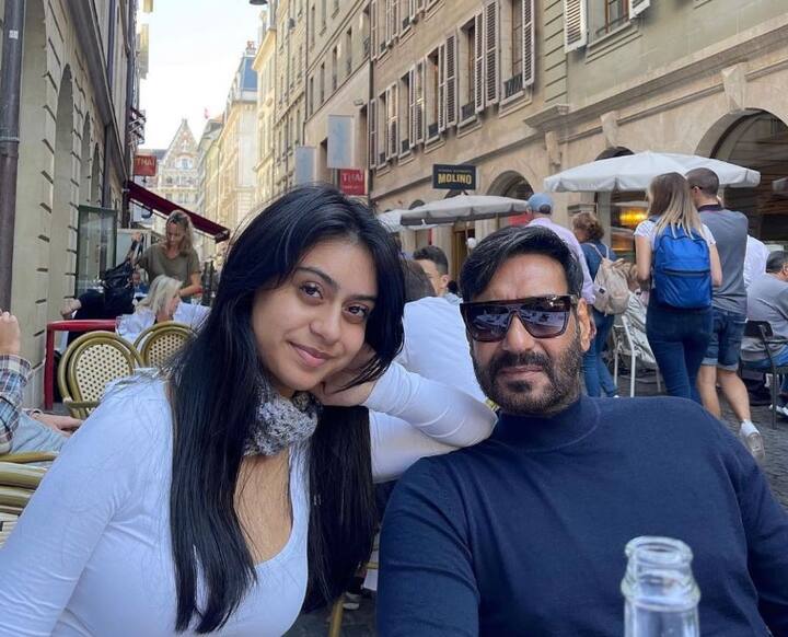 अजय देवगन और काजोल की बेटी निसा देवगन अपनी खामियों को स्वीकार करती हैं और उन्हें एक बॉस की तरह मानती है.  फैंस निसा को मेकअप के साथ और बिना मेकअप के भी पसंद करते हैं. स्टार किड मेकअप पर ज्यादा डिपेंड नहीं रहती हैं और अक्सर अपना नो मेकअप लुक फ्लॉन्ट करती नजर आती हैं.