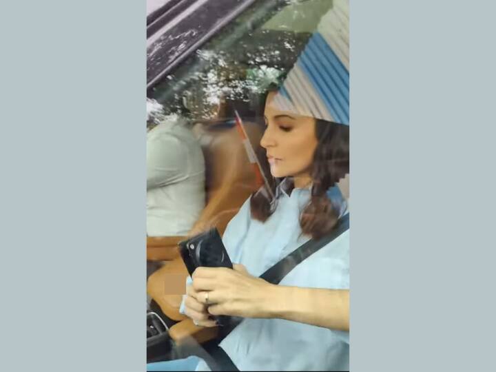 लॉन्च से पहले ये स्मार्टफोन एक्टर अनुष्का शर्मा के हाथों में देखा गया है. इंटरनेट पर Oneplus Open की तस्वीरें अब वायरल होने लगी है. एक्टर के हाथ में ब्लैक कलर का फोन देखा गया है जिसमें राउंड कैमरा मॉड्यूल है.