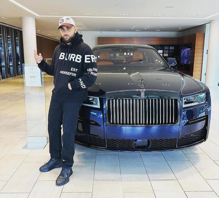 ਇਸ ਦਰਮਿਆਨ ਕਰਨ ਔਜਲਾ ਫਿਰ ਤੋਂ ਸੁਰਖੀਆਂ 'ਚ ਹੈ। ਦਰਅਸਲ, ਹਾਲ ਹੀ 'ਚ ਕਰਨ ਔਜਲਾ ਨੇ ਸ਼ਾਨਦਾਰ ਰੌਲਜ਼ ਰਾਇਸ ਕਾਰ ਖਰੀਦੀ ਹੈ।