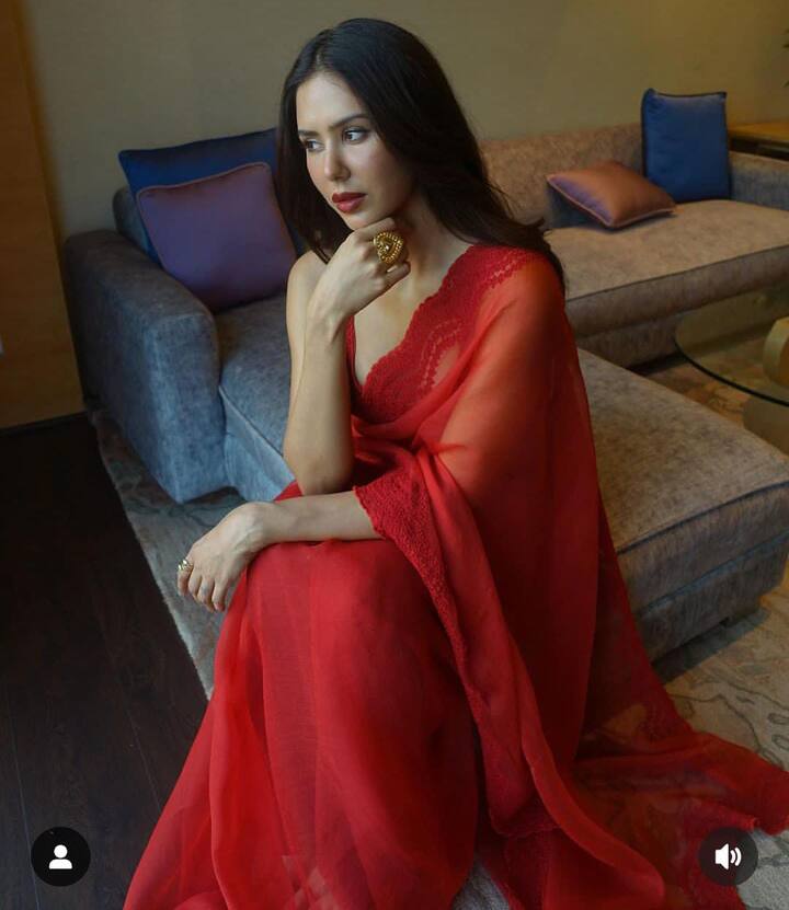 ਸੋਨਮ ਬਾਜਵਾ ਅੱਜ ਦੀ ਡੇਟ 'ਚ ਪੰਜਾਬੀ ਇੰਡਸਟਰੀ ਦੀ ਟੌਪ ਅਭਿਨੇਤਰੀ ਹੈ। ਇਹੀ ਨਹੀਂ ਉਹ ਇੰਡਸਟਰੀ ਦੀ ਸਭ ਤੋਂ ਮਹਿੰਗੀ ਅਦਾਕਾਰਾ ਵੀ ਹੈ। ਉਹ ਆਪਣੀ ਦਮਦਾਰ ਐਕਟਿੰਗ ਤੇ ਖੂਬਸੂਰਤ ਲੁੱਕ ਨੂੰ ਲੈਕੇ ਚਰਚਾ 'ਚ ਰਹਿੰਦੀ ਹੈ।