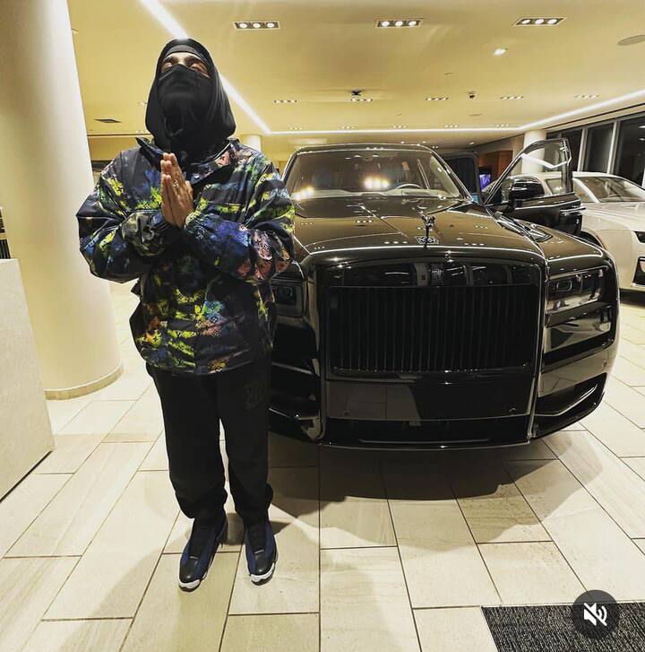 ਇਸ ਦੀਆਂ ਬੇਹੱਦ ਖੂਬਸੂਰਤ ਤਸਵੀਰਾਂ ਗਾਇਕ ਨੇ ਆਪਣੇ ਸੋਸ਼ਲ ਮੀਡੀਆ ਅਕਾਊਂਟ 'ਤੇ ਸ਼ੇਅਰ ਕੀਤੀਆਂ ਹਨ। ਕਰਨ ਦੀ ਇਸ ਰੌਲਜ਼ ਰਾਇਸ ਕਾਰ ਦੀ ਕੀਮਤ 3-4 ਕਰੋੜ ਹੋ ਸਕਦੀ ਹੈ।