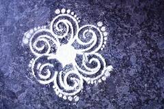 செல்வம் செழிக்க, லட்சுமி கடாட்சம் உண்டாக தினமும் அரிசி மாவு கோலம் போடுங்க!