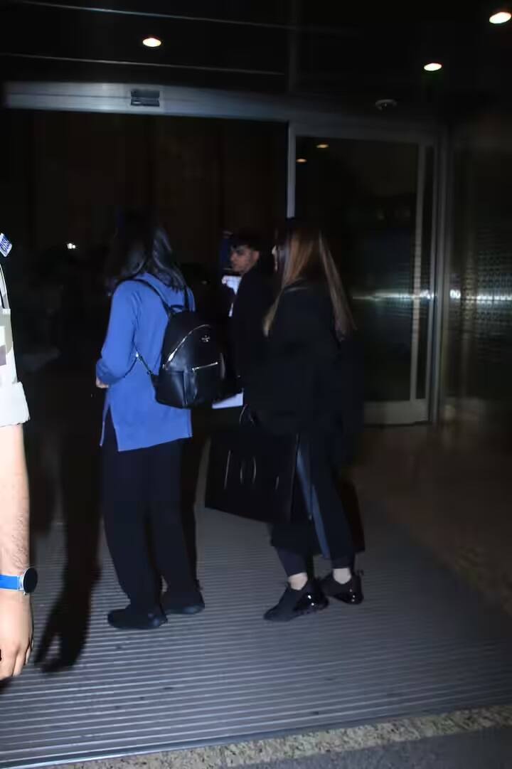 ઐશ્વર્યા અને આરાધ્યા હાલમાં જ મુકેશ અંબાણીના ગણેશ ઉત્સવમાં જોવા મળી હતી. બંનેએ મેચિંગ સૂટ પહેર્યો હતો.