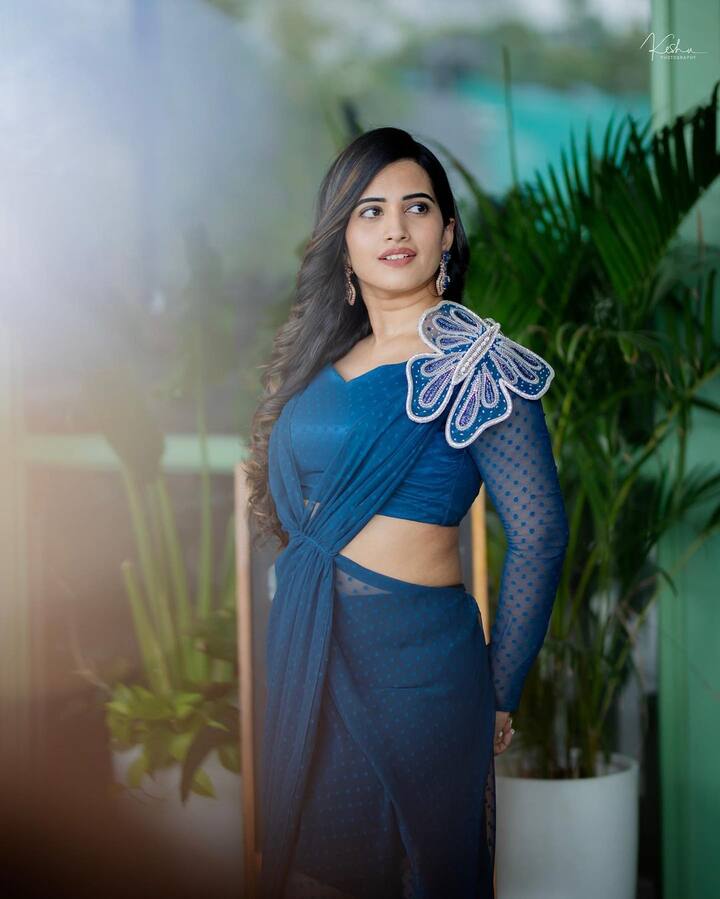 ప్రీ రిలీజ్ ఈవెంట్స్ కి యాంకర్ గా చేస్తూ ఫుల్ బిజీగా మారింది. .Photo Credit: sravanthi_chokarapu/ instagram