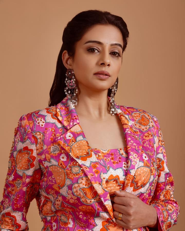 ఇందులో ఆమె ట్రెండీ అవుట్‌ఫిట్‌లో మెరిసిపోతూ కనిపించారు.