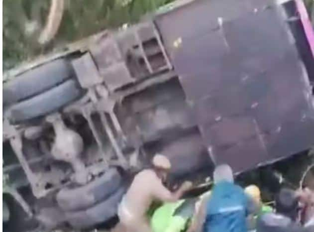 A bus fell into a ditch in Coonoor, Tamil Nadu. 8 people have died in the accident. Bus Fell Into Gorge In Tamil Nadu: ਤਾਮਿਲਨਾਡੂ 'ਚ ਵੱਡਾ ਹਾਦਸਾ, ਕੂਨੂਰ 'ਚ ਸੈਲਾਨੀਆਂ ਨੂੰ ਲੈ ਕੇ ਜਾ ਰਹੀ ਬੱਸ ਡਿੱਗੀ ਖਾਈ 'ਚ, 8 ਦੀ ਮੌਤ, 35 ਜ਼ਖਮੀ, ਮੁੱਖ ਮੰਤਰੀ ਨੇ ਮੁਆਵਜ਼ੇ ਦਾ ਕੀਤਾ  ਐਲਾਨ