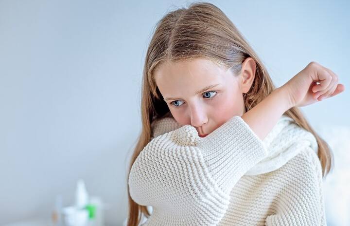 હુંફાળા પાણીમાં અડધી ચમચી મીઠું મિક્સ કરો અને તમારા બાળકને આ દ્રાવણથી ગાર્ગલ કરો. આ ગળાની બળતરા ઘટાડવામાં મદદ કરે છે.