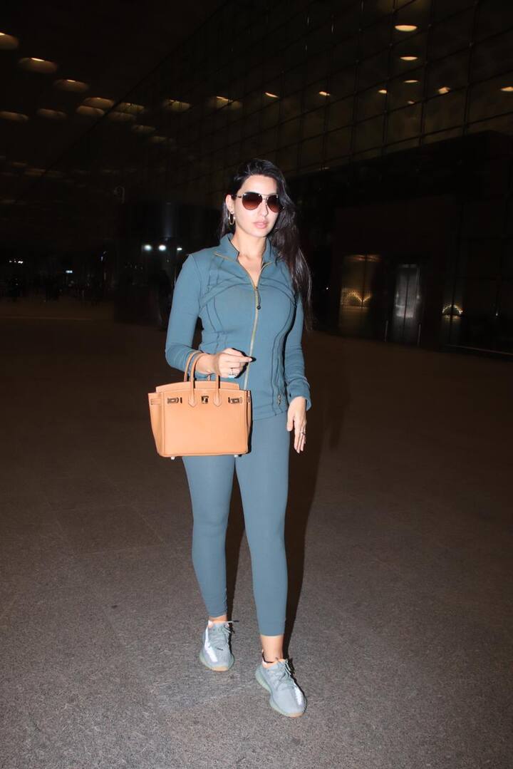 బాలీవుడ్ బ్యూటీ నోరా ఫతేహి ఎయిర్‌పోర్టులో కనిపించారు.