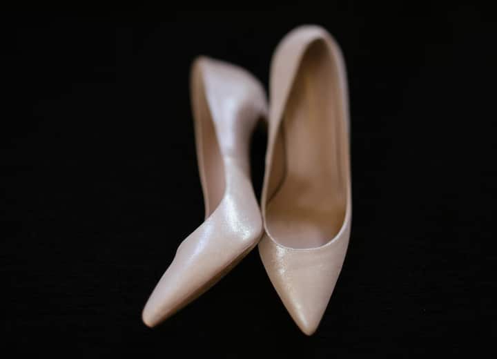 हाय हिल्सची सवय लावण्यासाठी आधी ब्लॉक हिल्स घालायला सुरुवात करा. ब्लॉक  हिल्स अतिशय आरामदायक असतात. पहिल्यांदा पेन्सिल हिल्स घालणे हा एक  धोकादायक निर्णय असू शकतो.  तसेच हिल्स घातल्यानंतर अंगठ्याऐवजी टाचांवर  जोर देऊन चालण्याचा प्रयत्न करा.