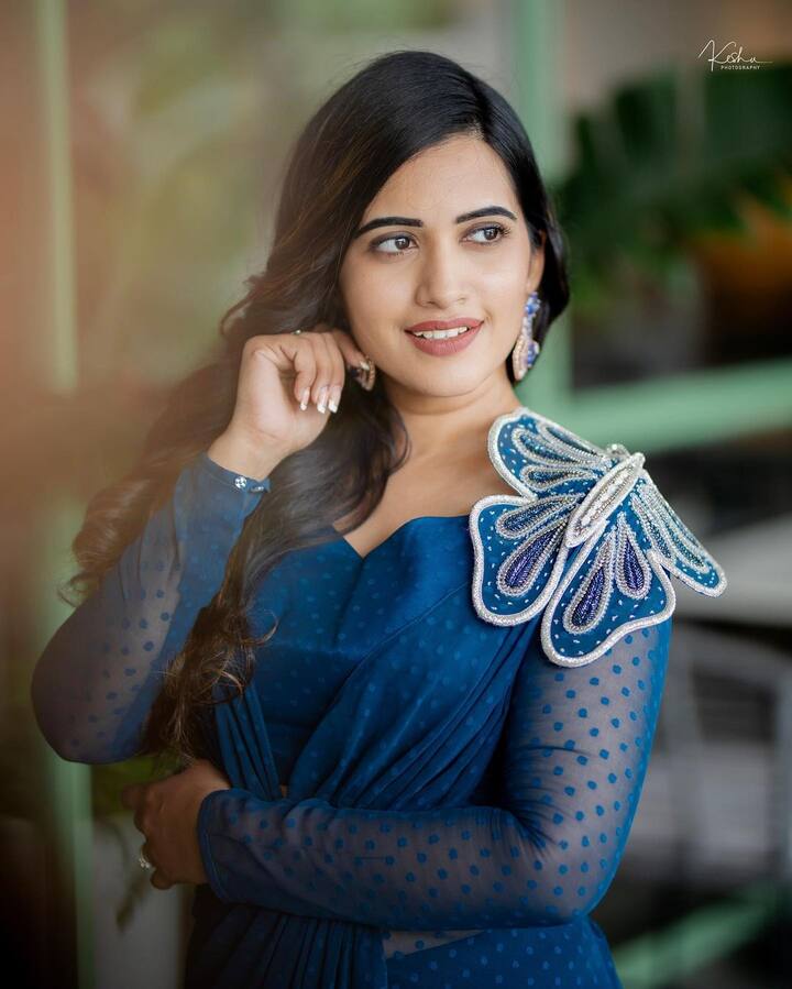 నీలిరంగు డ్రెస్సులో మెరిసిపోతూ కనిపించింది.Photo Credit: sravanthi_chokarapu/ instagram