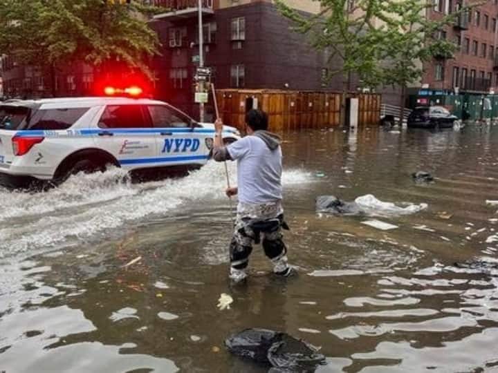 New York Flood Emergency: न्यूयॉर्क शहर में बारिश ने एक नया रिकॉर्ड बनाया है. शहर हर घंटे 1.75 इंच तक बारिश झेल सकता है, लेकिन हर घंटे 2 इंच तक बारिश हो रही है.